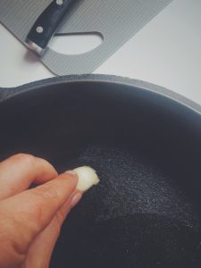 Przepis na gratin ziemniaczane przygotowanie garnka żeliwnego - czosnek