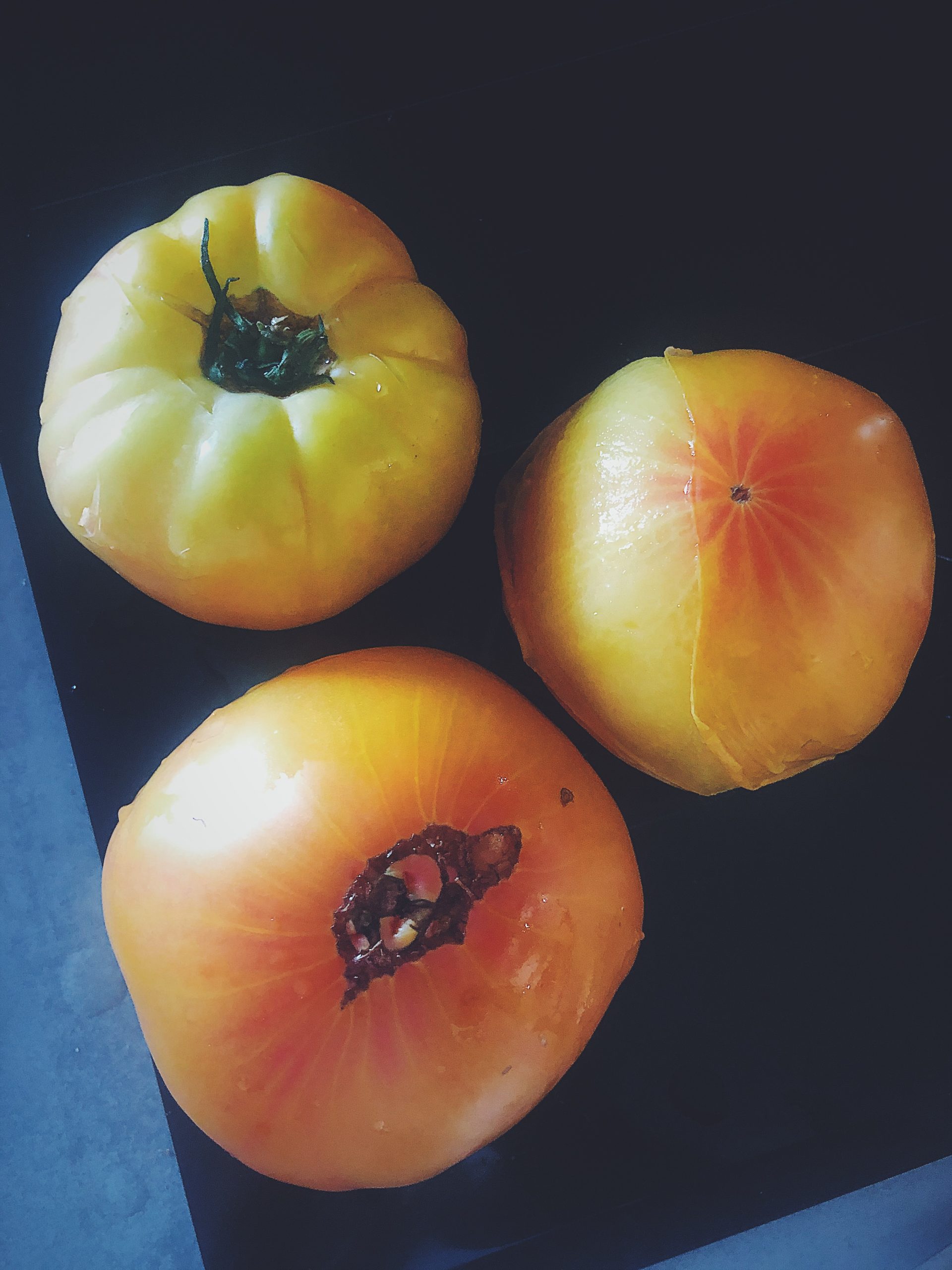Jak obrać pomidora ze skórki - pomidor po wyjęciu z wrzątku