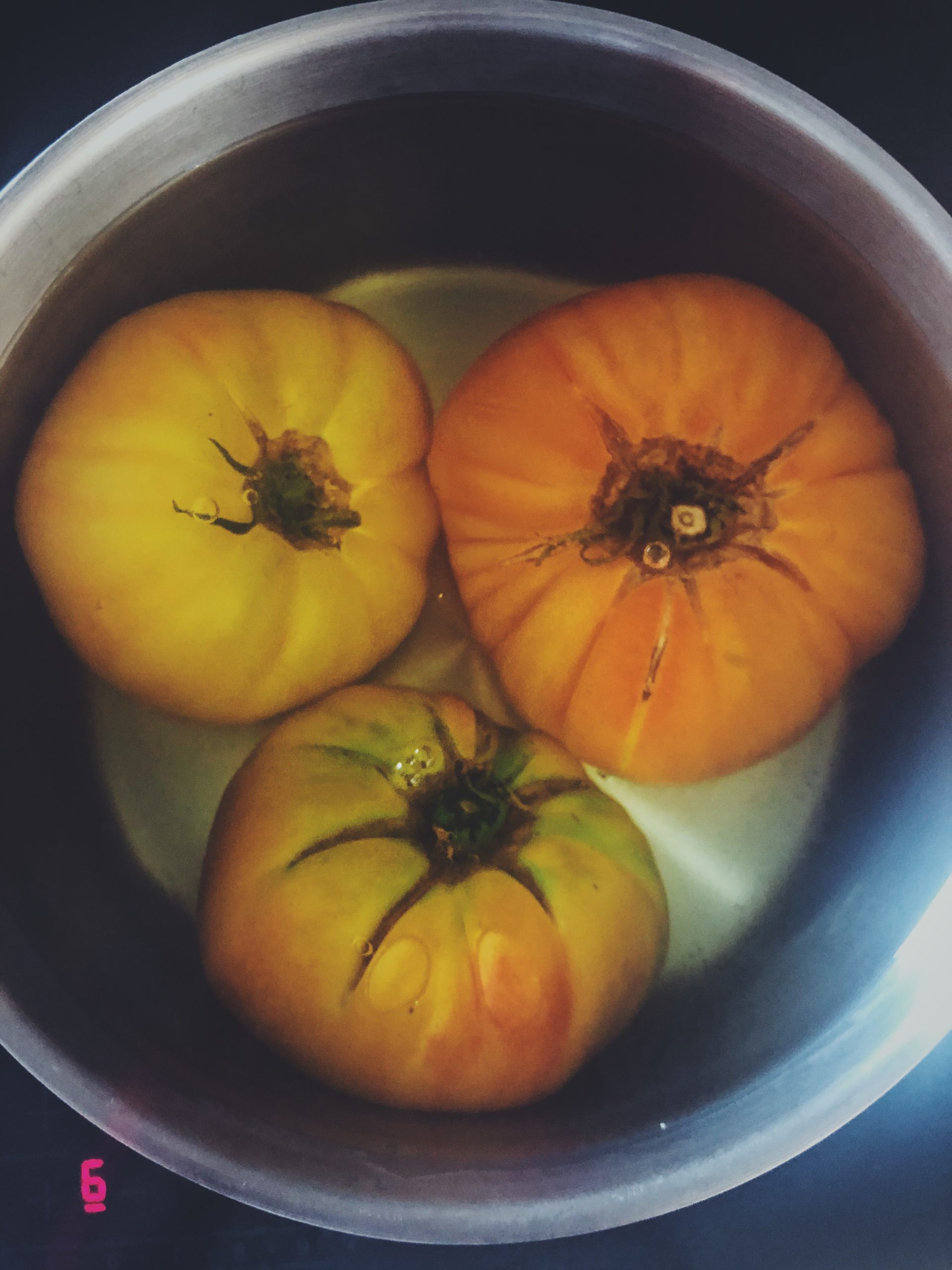 Jak obrać pomidora ze skórki - pomidory zanurzone we wrzątku
