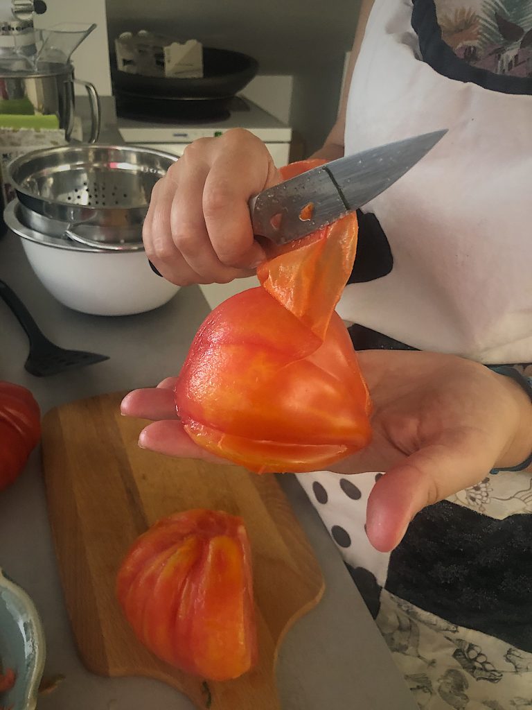 Obieranie pomidorów ze skórki