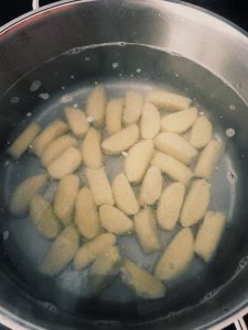 Jak gotować pierogi leniwe, kopytka z resztek ziemniaków