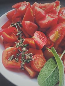 Francuski przepis na quiche pomidory i swieże przyprawy