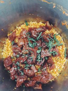 Przepis na risotto - pomidory świeże i pomidory suszone